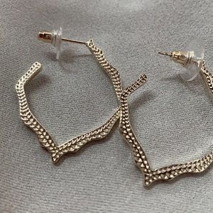 $30!  Kendra Scott Gold Miku Drop Earrings